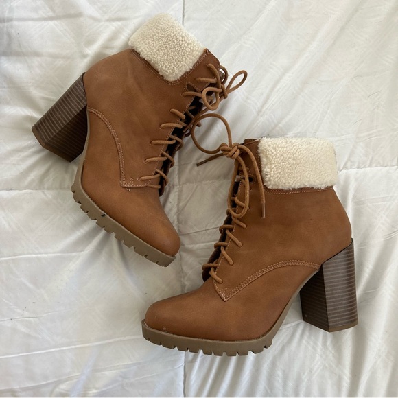 Macy's Tan Ankle Boots with Cream Fur Lining - Picture 1 of 7